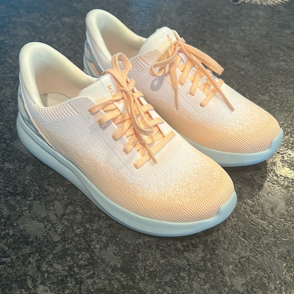 Kizik Athens Gym shoes big kids size 5 New!